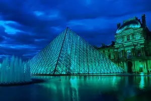 LOUVRE PYRAMID PARIS FRANCE 1000 PIEZAS FLUORECENTE